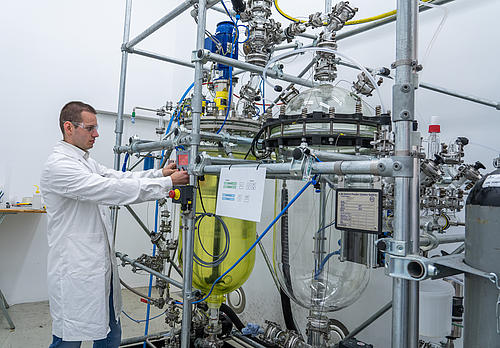 Foto von einer technischen Anlage zur Herstellung von Laborflüssigkeiten